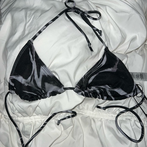 PrettyLittleThing Monochrome Zebra Swirl Print Beach Coverup & Bikini - Picture 6 of 7